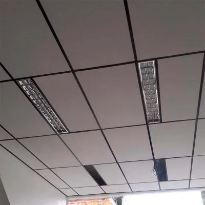 Acabamento de teto com forros de isopor