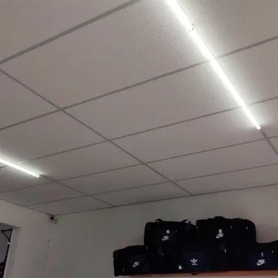 Aplicação de forros de isopor com ponto de luz no teto