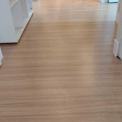 Aplicação de piso vinílico em ambiente interno