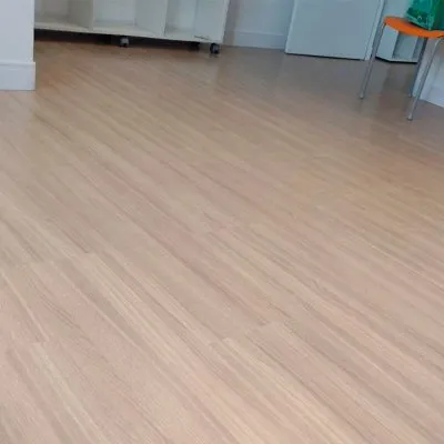 Piso vinílico aplicado com nivelamento e precisão